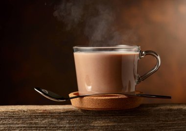 Kahverengi arka planda sıcak çikolata. Boşluğu kopyala.