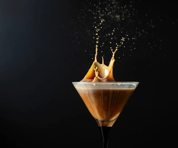 Espresso Martini Ποτό Πιτσιλιές Μαύρο Φόντο Αντιγραφή Χώρου — Φωτογραφία Αρχείου