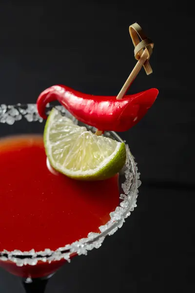 Cóctel Bloody Mary Con Lima Pimienta Roja Sobre Fondo Negro —  Fotos de Stock