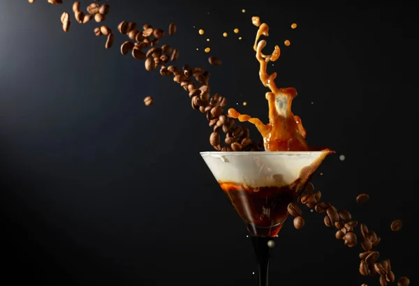 Bebida Espresso Martini Con Salpicaduras Granos Café Cayendo Sobre Fondo — Foto de Stock