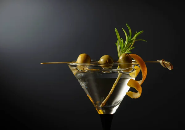 Klassieke Droge Martini Cocktail Met Groene Olijven Citroenschil Rozemarijn Een — Stockfoto