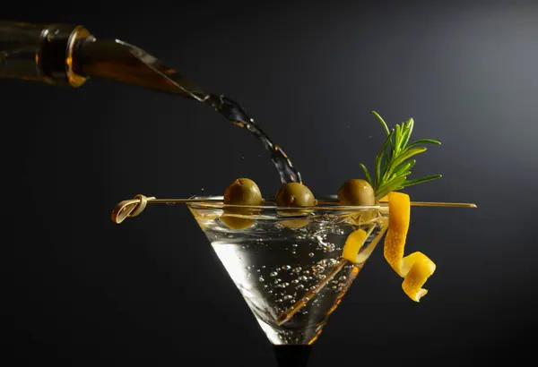 Klasyczny Suchy Koktajl Martini Zielonymi Oliwkami Skórką Cytryny Rozmarynem Czarnym — Zdjęcie stockowe
