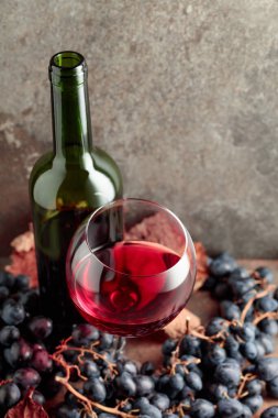Kırmızı şarap, mavi üzümlü ve klasik arka planda..