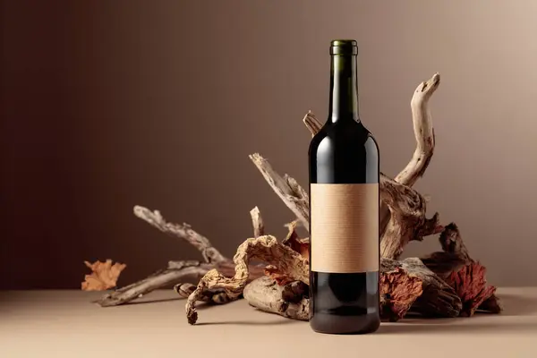 一壶红葡萄酒 用旧木料制成 产品品牌 身份和包装的米色背景的最低限度的构图 复制空间 — 图库照片