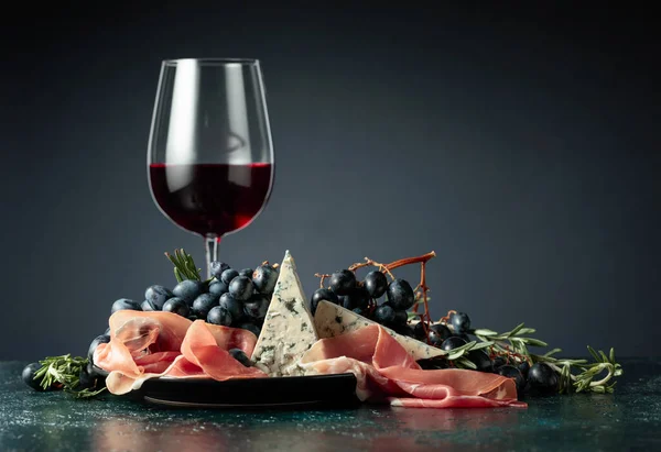 Red Wine Grapes Rosemary Prosciutto Blue Cheese Dark Background — Stock Photo, Image