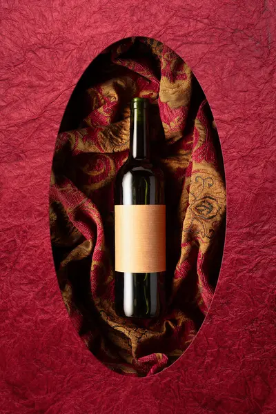 Eine Flasche Rotwein Auf Einem Retro Wandteppich Mit Dunkelrotem Und — Stockfoto