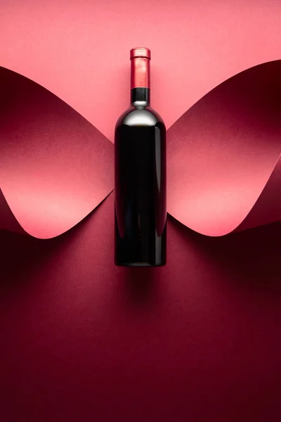 Bottle Red Wine Red Background Top View — Stock Photo, Image