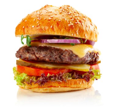 Beyaz arka planda izole edilmiş taze lezzetli bir burger..