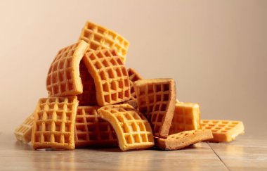 Bej seramik masada Belçika waffle 'ı. Boşluğu kopyala.