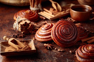 Mutfak masasında taze pişmiş tarçınlı çörekler.. 