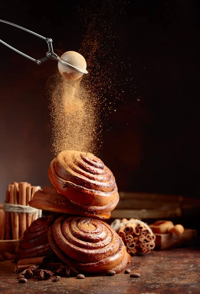 Freshly Baked Sweet Buns Sprinkled Cinnamon Powder Copy Space — Stock Photo, Image