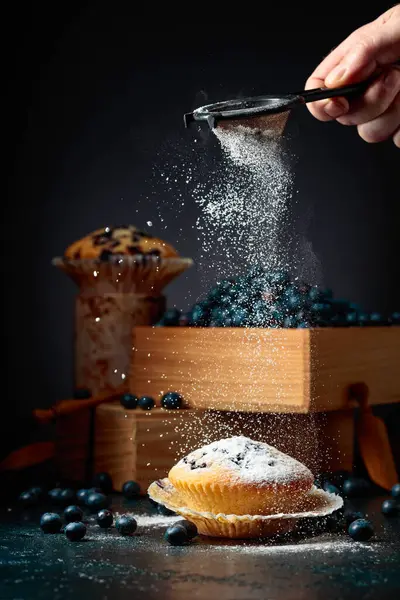 Böğürtlenli Kek Böğürtlenler Ahşap Bir Kutuda Şeker Tozu Serpilmiş Çörekler — Stok fotoğraf