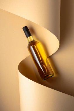 Bej arka planda bir şişe beyaz şarap. Üst Manzara. Boşluğu kopyala.