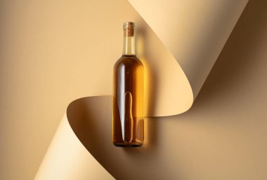 Bej arka planda bir şişe beyaz şarap. Üst Manzara. Boşluğu kopyala.