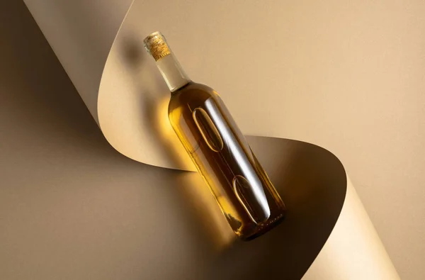 Botella Vino Blanco Sobre Fondo Beige Vista Superior Copiar Espacio —  Fotos de Stock