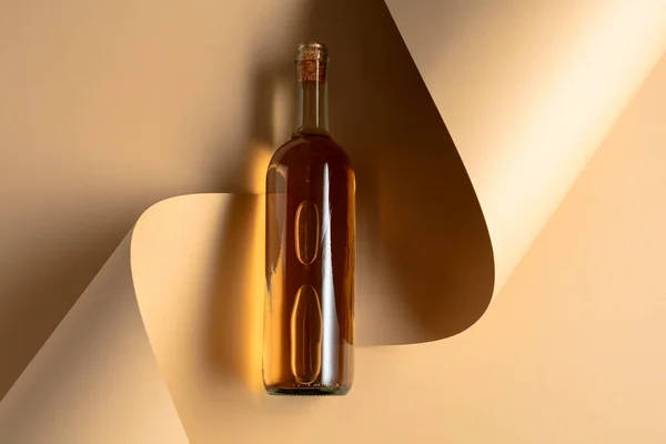 Bej Arka Planda Bir Şişe Beyaz Şarap Üst Manzara Boşluğu — Stok fotoğraf