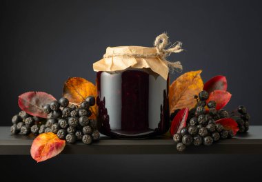 Böğürtlen reçeli ve siyah yapraklı taze böğürtlen..