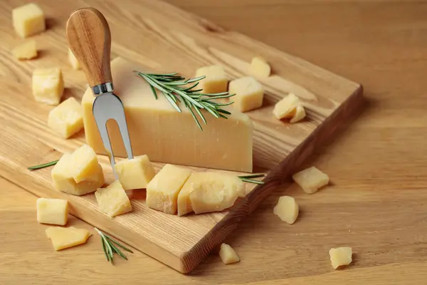 Parmesan Cheese Rosemary Fork Wooden Cutting Board — ストック写真
