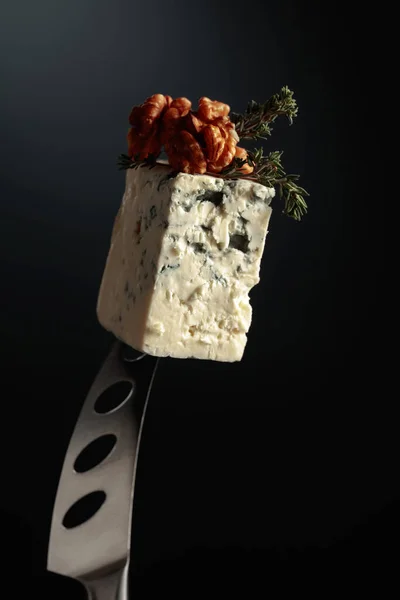 Голубой Сыр Орехами Тимьяном Ноже — стоковое фото