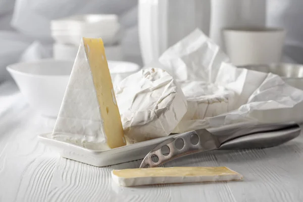 Beyaz Ahşap Bir Masada Peynirli Krema — Stok fotoğraf