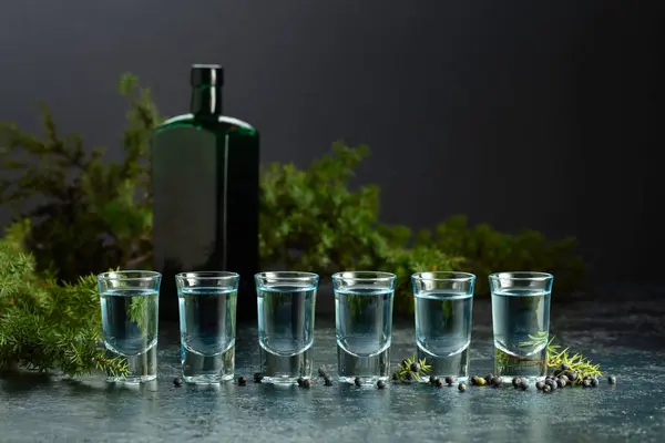 Gin Bleu Des Branches Genièvre Sur Une Table Bleu Foncé — Photo