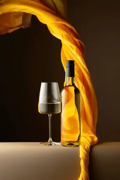 Botella Copa Vino Blanco Aleteos Tela Amarilla Sobre Fondo Oscuro — Foto de Stock