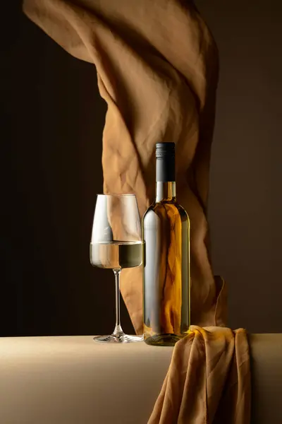 Garrafa Copo Vinho Branco Salpicos Pano Bege Sobre Fundo Escuro — Fotografia de Stock