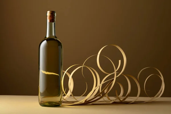 Garrafa Vinho Branco Sobre Fundo Bege — Fotografia de Stock