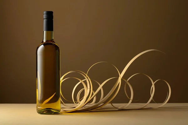 Garrafa Vinho Branco Sobre Fundo Bege — Fotografia de Stock