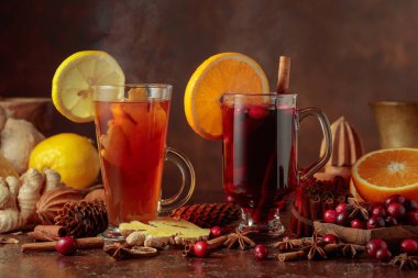 Baharatlı ve meyveli sıcak Noel içecekleri.