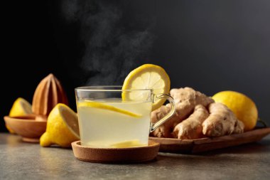 Mutfak masasında limonlu zencefil çayı..