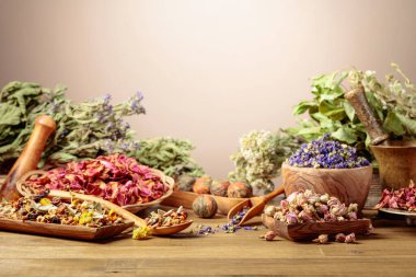 Kuru bitki çayı karışımı ve çeşitli kurutulmuş şifalı bitkiler, bitkiler ve çiçekler. Kopya alanı olan bitkisel ilaç veya aromaterapi kavramı.