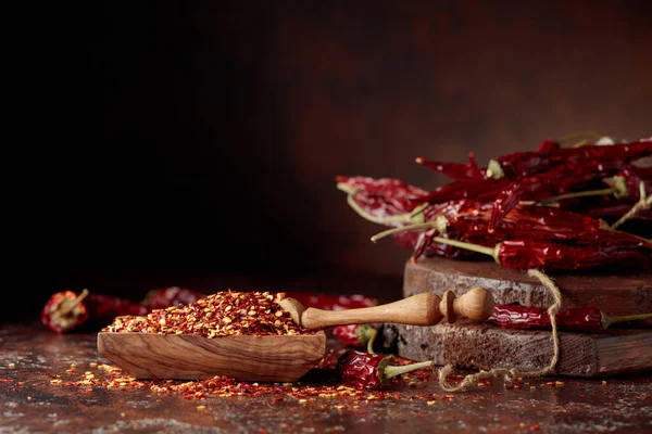 Chiliflocken Und Getrocknete Chilischoten Auf Einem Braunen Tisch — Stockfoto