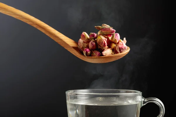 Сушеные Бутоны Роз Приготовления Травяного Чая Кружки Горячей Водой — стоковое фото