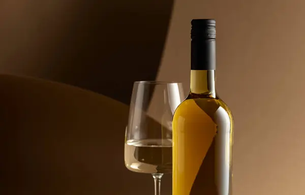 Garrafa Copo Vinho Branco Sobre Fundo Bege — Fotografia de Stock