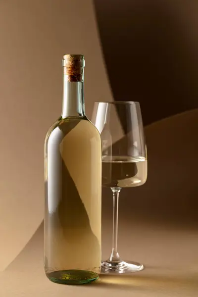 Бутылка Бокал Белого Вина Бежевом Фоне — стоковое фото
