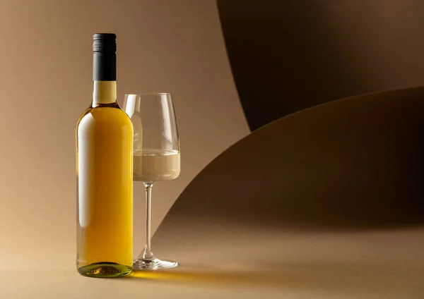 Botella Copa Vino Blanco Sobre Fondo Beige —  Fotos de Stock