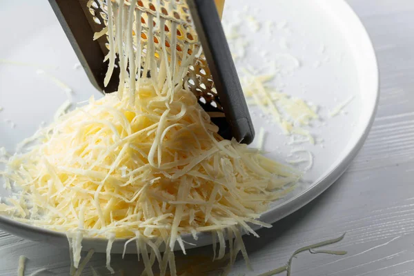 チーズとグラターをすりおろした コンセプト イタリア料理 チーズ レストラン スペースのコピー — ストック写真