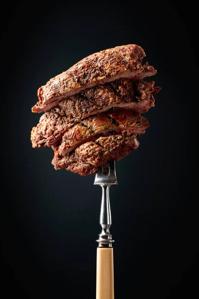 Gegrilde Ribeye Biefstuk Met Rozemarijn Een Zwarte Achtergrond Biefstuk Een — Stockfoto