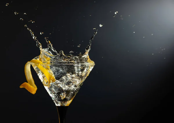 Verre Cocktail Martini Sec Classique Avec Écorce Citron Sur Fond — Photo
