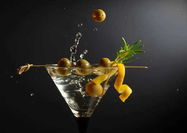 Klasyczny Suchy Koktajl Martini Zielonymi Oliwkami Skórką Cytryny Rozmarynem Czarnym — Zdjęcie stockowe