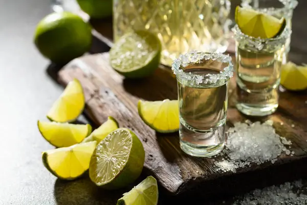 Tequila Avec Sel Mer Tranches Citron Vert Sur Une Vieille — Photo