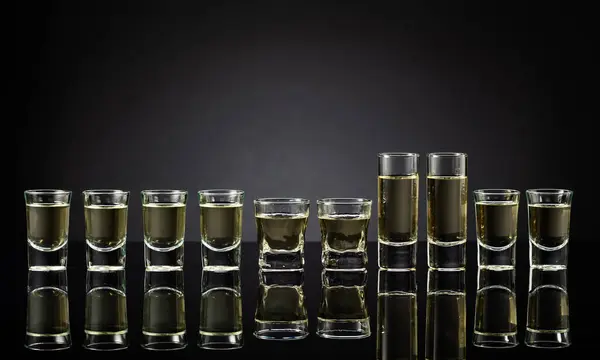 Mocne Drinki Alkoholowe Czarnym Tle Odblaskowym Przestrzeń Kopiowania — Zdjęcie stockowe