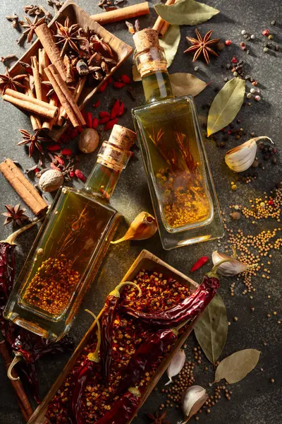 Flaschen Mit Olivenöl Und Verschiedenen Gewürzen Auf Einem Küchentisch Ansicht — Stockfoto