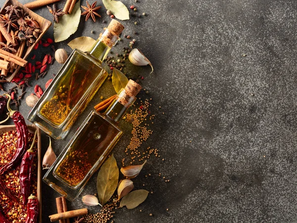 Flaschen Mit Olivenöl Und Verschiedenen Gewürzen Auf Einem Küchentisch Ansicht — Stockfoto