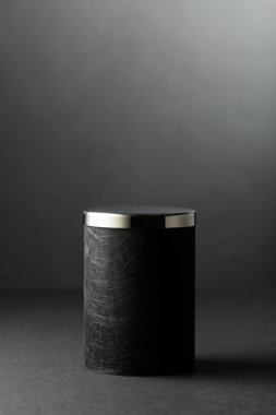 Siyah arka planda siyah bir podyum. Ürünlerinizi göstermek için platform. Boşluğu kopyala.