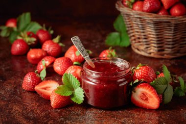 Çilek reçeli ve taze böğürtlen eski kahverengi bir masada.. 