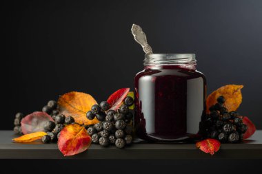 Böğürtlen reçeli ve siyah yapraklı taze böğürtlen..