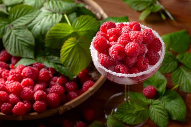 Ahududu tatlı olgun sulu çilek ile