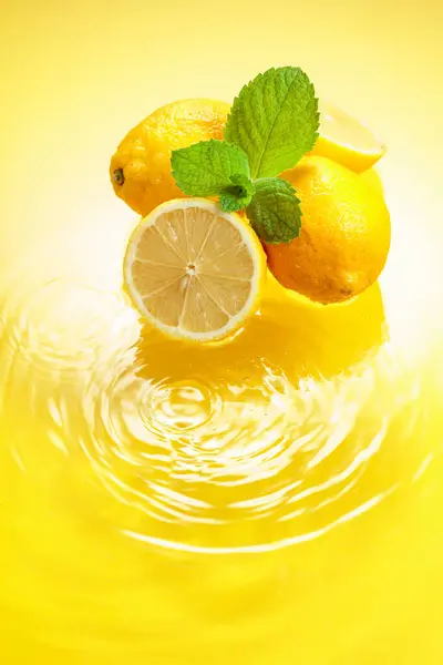 Ripe Juicy Lemons Mint Yellow Background Water Splashes Copy Space — Stock Photo, Image